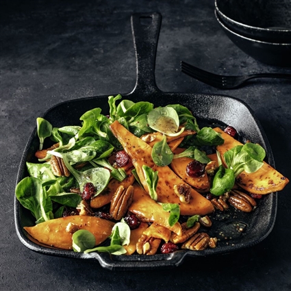 Warmer Süßkartoffelsalat mit Cranberrys und Pecannüssen