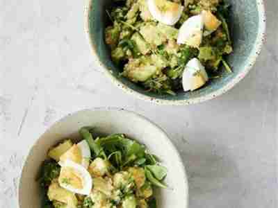 Quinoasalat mit Avocado und Ei
