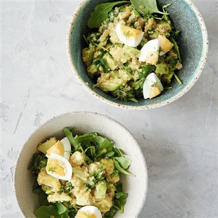 Quinoasalat mit Avocado und Ei