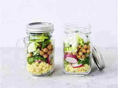 Zuckerfreier Kichererbsen-Hirse-Salat im Glas