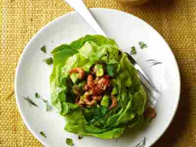 Avocado-Krabben-Salat im Kopfsalat serviert