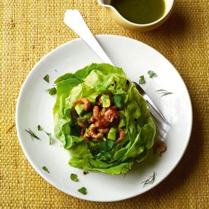 Avocado-Krabben-Salat im Kopfsalat serviert