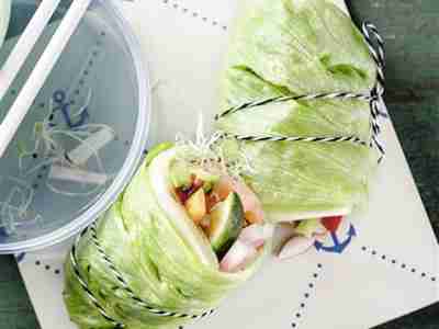 Low-Carb-Salatwraps mit Lachs