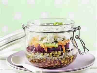 Low-Carb-Linsensalat im Glas