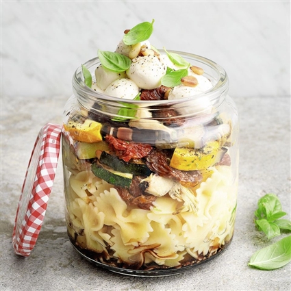 Antipasti-Nudelsalat im Glas