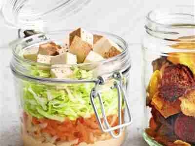 Coleslaw im Glas mit Gemüsechips