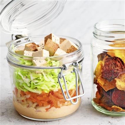 Coleslaw im Glas mit Gemüsechips