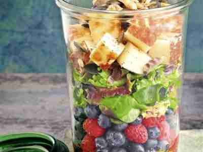 Salat mit Beeren und Halloumi im Glas