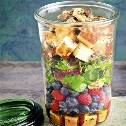Salat mit Beeren und Halloumi im Glas