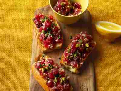 Tartine mit Thunfischtatar in Ingweröl