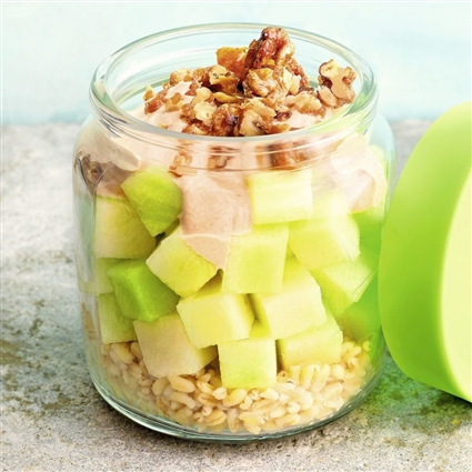 Melonensalat mit Joghurt im Glas