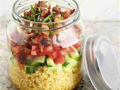 Taboulé-Salat mit Speck-Datteln im Glas