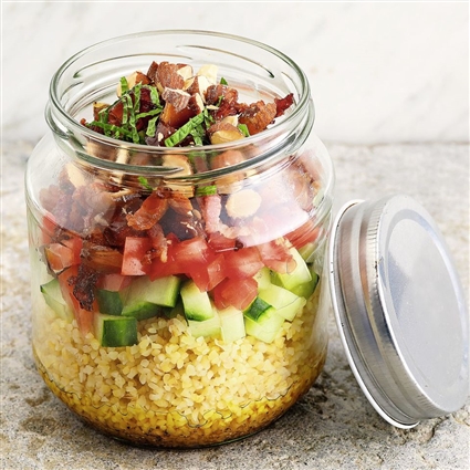 Taboulé-Salat mit Speck-Datteln im Glas