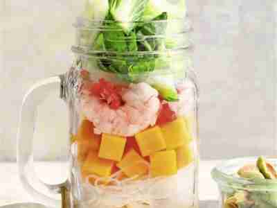 Glasnudelsalat mit Garnelen im Glas
