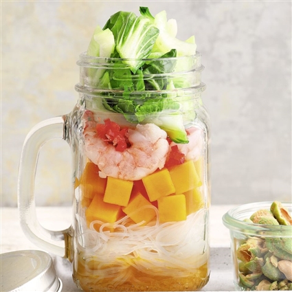 Glasnudelsalat mit Garnelen im Glas