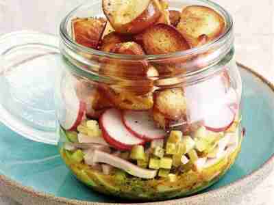 Brezelsalat mit Gelbwurst im Glas