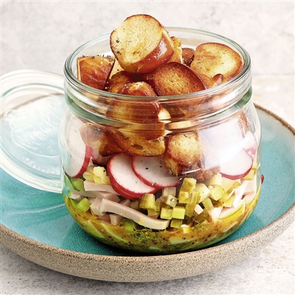 Brezelsalat mit Gelbwurst im Glas