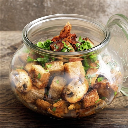 Brotsalat mit Pilzen und Speck im Glas