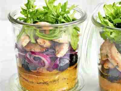 Orangensalat mit Hähnchen und Oliven im Glas