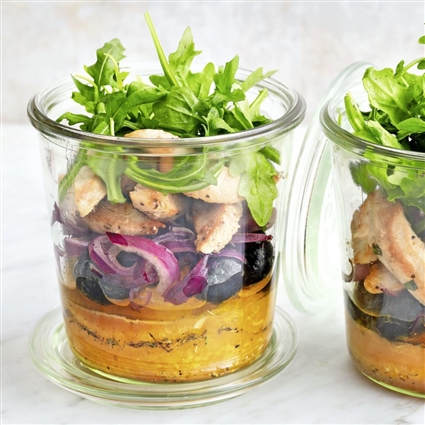 Orangensalat mit Hähnchen und Oliven im Glas