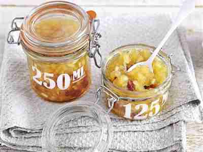 Apfelkonfitüre mit Rosinen und Gewürzen