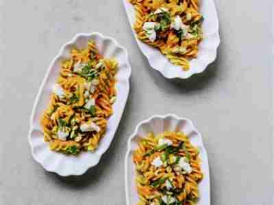 Kichererbsen-Fusilli mit Paprika-Caprese