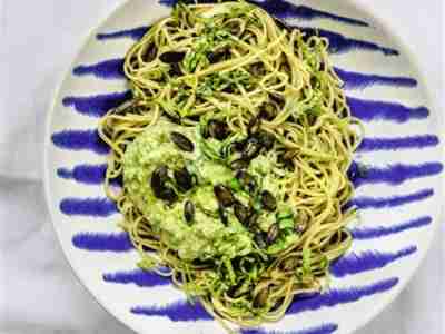 Edamamenudeln mit Avocado-Ingwer-Pesto