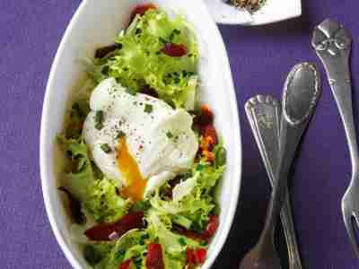 Friséesalat mit Tiroler Speck und pochiertem Ei