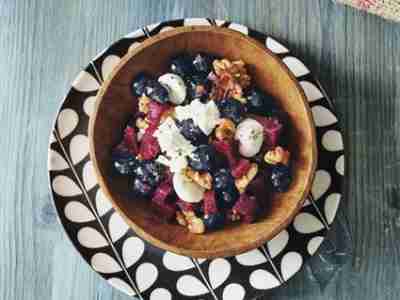 Salat mit Roter Bete und Heidelbeeren