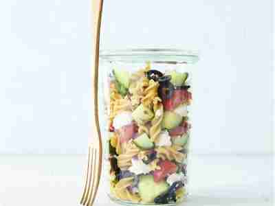 Zuckerfreier griechischer Nudelsalat