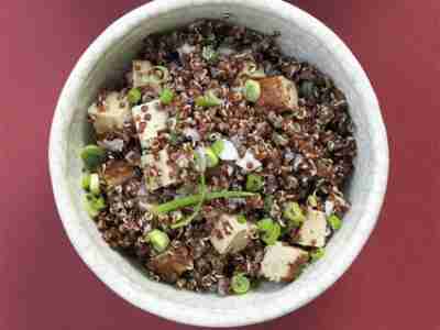 Quinoa-Salat mit Räuchertofu