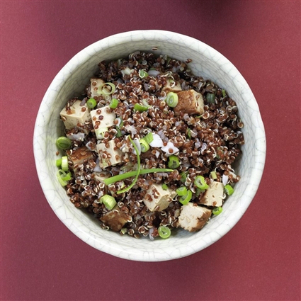 Quinoa-Salat mit Räuchertofu