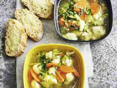 Gemüsesuppe mit Käsetoast