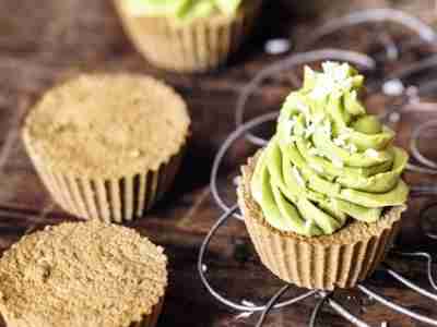 Rohe Cupcakes mit Matcha-Frosting