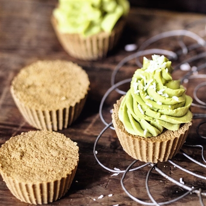 Rohe Cupcakes mit Matcha-Frosting