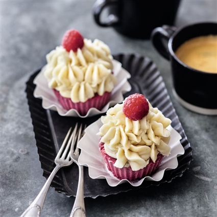 Rohe Red Velvet Cupcakes mit Vanille-Frosting