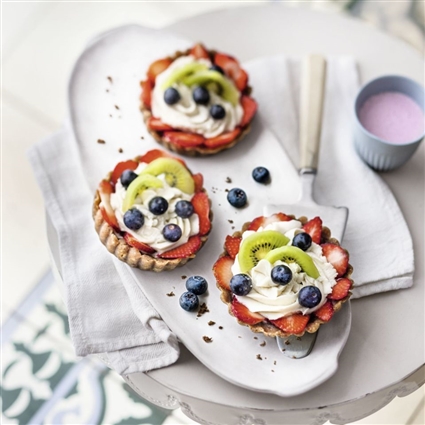 Rohe Rainbow-Törtchen mit Vanillecreme und Früchten