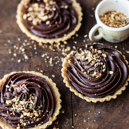 Rohe Tartes mit Nougat & Nusskrokant