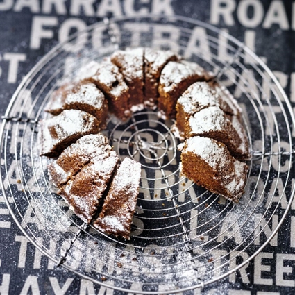 Roher Gugelhupf mit Schokostückchen