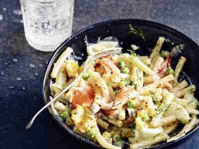 Ei-Nudelsalat mit Erbsen und  Lachs
