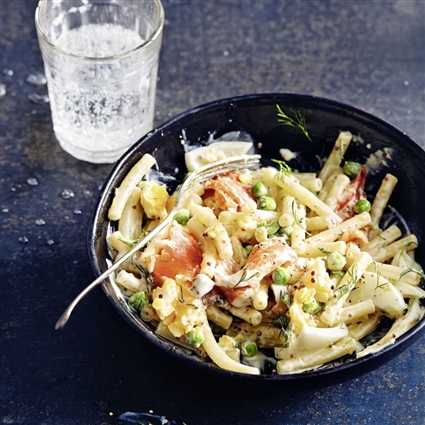 Ei-Nudelsalat mit Erbsen und Lachs