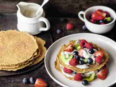Rohe Pancakes mit Früchten und Vanillesauce