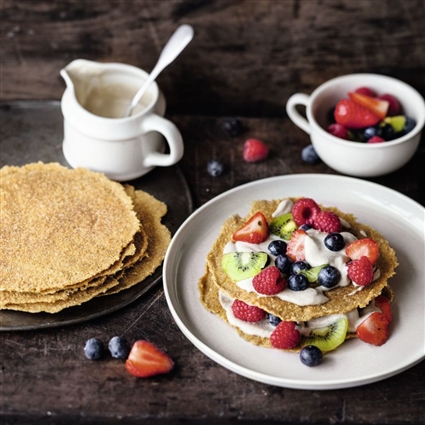 Rohe Pancakes mit Früchten und Vanillesauce