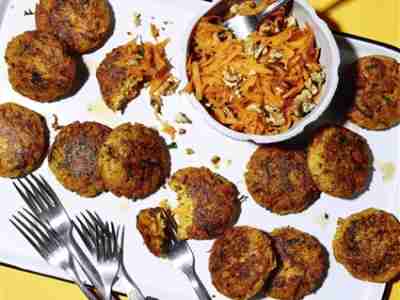 Vegetarische Frikadellen mit Möhrensalat