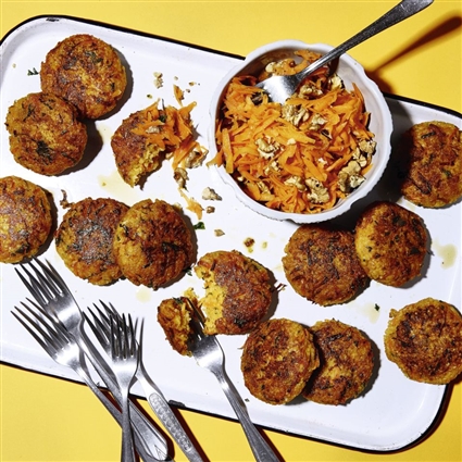 Vegetarische Frikadellen mit Möhrensalat