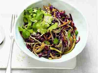 Rotkohlsalat mit Soba-Nudeln
