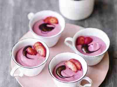 Roh-vegane Erdbeercreme mit Schokosauce