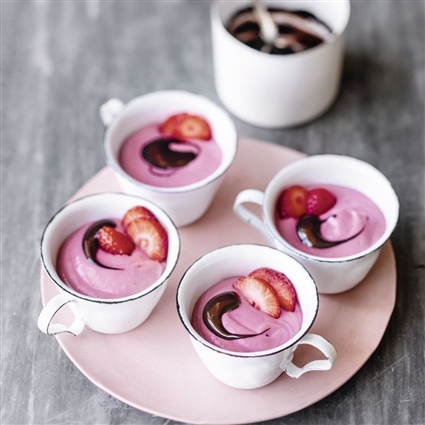 Roh-vegane Erdbeercreme mit Schokosauce