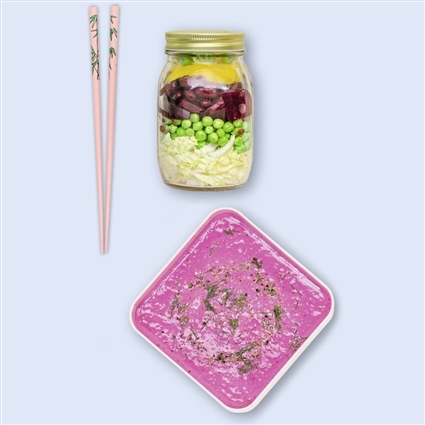 Rote-Bete-Suppe im Glas, panierte Rote Bete mit Salat und Rote-Bete-Kaltschale