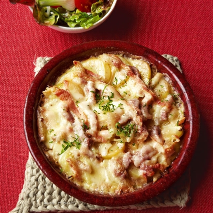 Kartoffelgratin mit Munster Käse und Blattsalat
